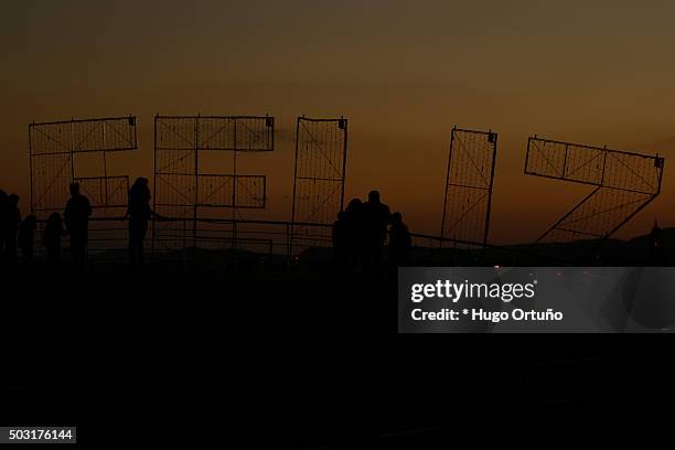 thousands prepare to celebrate new year in puebla - mexico - familia feliz stock-fotos und bilder