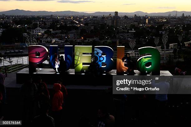 thousands prepare to celebrate new year in puebla - mexico - familia feliz stock pictures, royalty-free photos & images