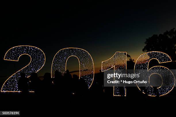 thousands prepare to celebrate new year in puebla - mexico - familia feliz stockfoto's en -beelden