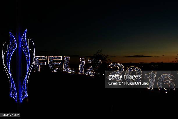 thousands prepare to celebrate new year in puebla - mexico - familia feliz stockfoto's en -beelden