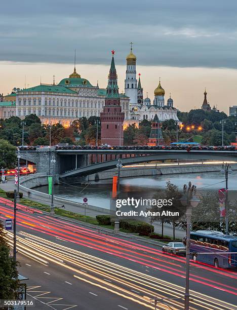 distant view kremlin complex in moscow,russia - palacio estatal del kremlin fotografías e imágenes de stock