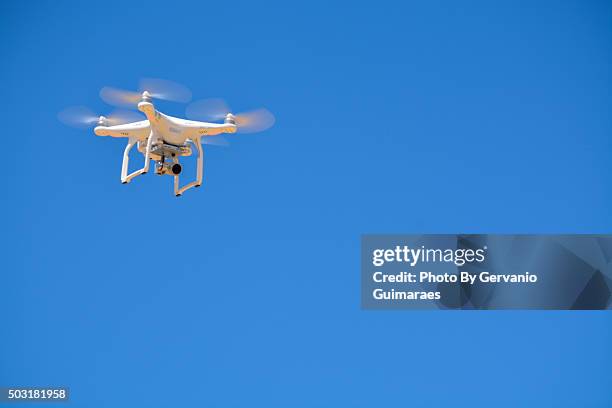 drone flying - controle remoto stock-fotos und bilder