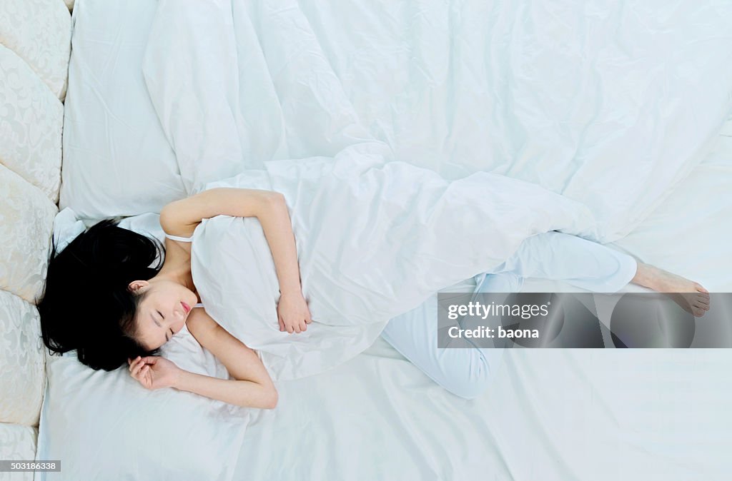 Attraktive junge Frau Schlafen