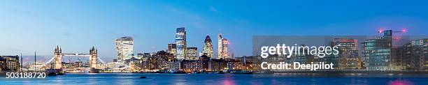 tower bridge e la vista panoramica sullo skyline di londra city - london foto e immagini stock