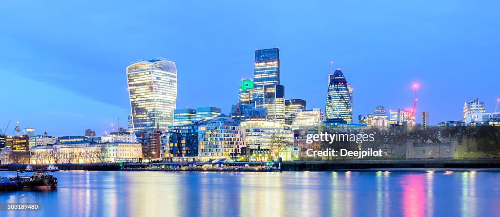 Distrito de negocios de la ciudad de Londres al atardecer Panorama