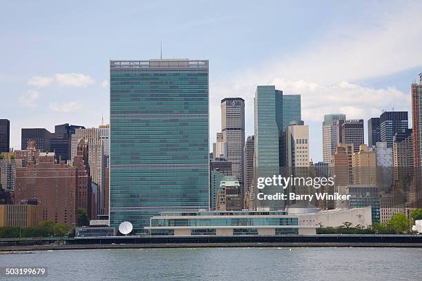 united nations and adjoining manhattan towers - eero saarinen stock pictures, royalty-free photos & images