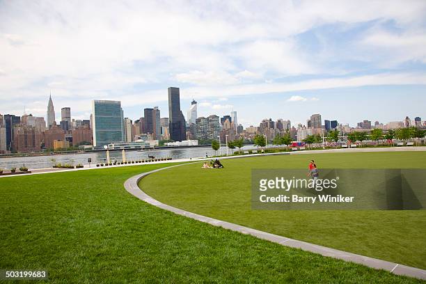 green lawn, east river and midtown manhattan - long island city stock pictures, royalty-free photos & images