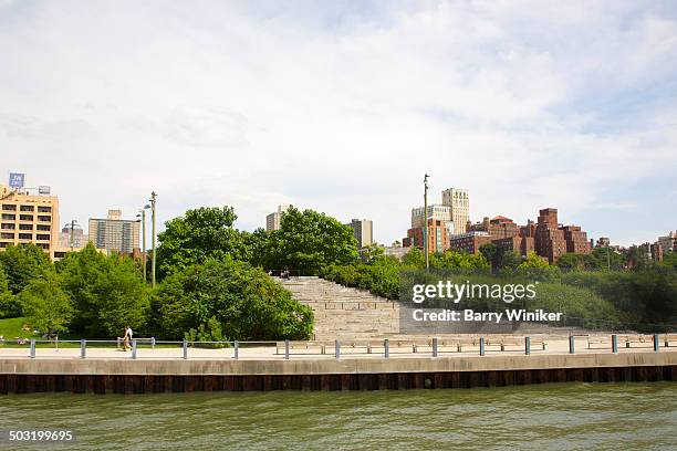 riverside park with walkway, steps and foliage - brooklyn bridge park fotografías e imágenes de stock