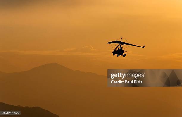 the motor hang-gliding in the sky near the pokhara- nepal - paratransit bildbanksfoton och bilder