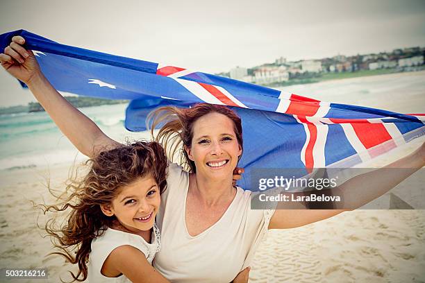 madre y su hija con bandera australiana en la playa, australia - día de australia fotografías e imágenes de stock