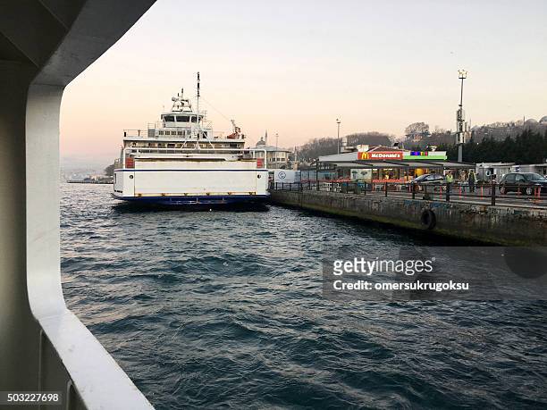 ferryboat is waiting in eminonu district, istanbul, turkey - 車海老料理 個照片及圖片檔