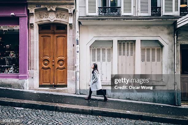 a female touristy is getting around in paris - paris street woman stockfoto's en -beelden