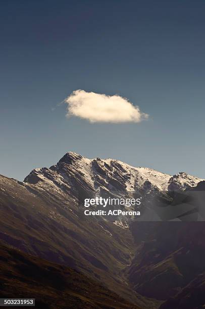 cloud over mountain - joanesburgo imagens e fotografias de stock