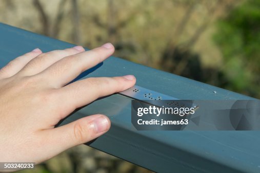 Jovem mão escrita ler a informação em braille Jovem mão escrita ler a informação em braille