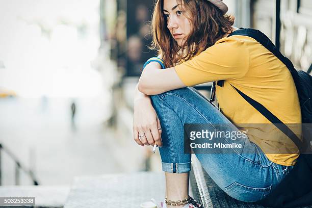 velho sozinho deprimido garota adolescente fumantes em escadas - girl smoking - fotografias e filmes do acervo