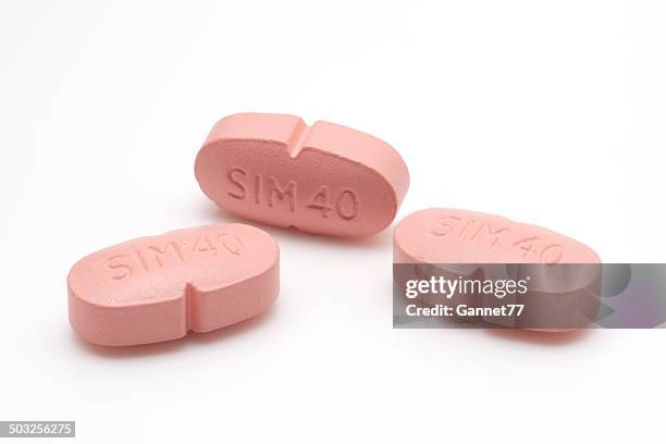 três sinvastatina comprimidos - grupo pequeno de objetos imagens e fotografias de stock