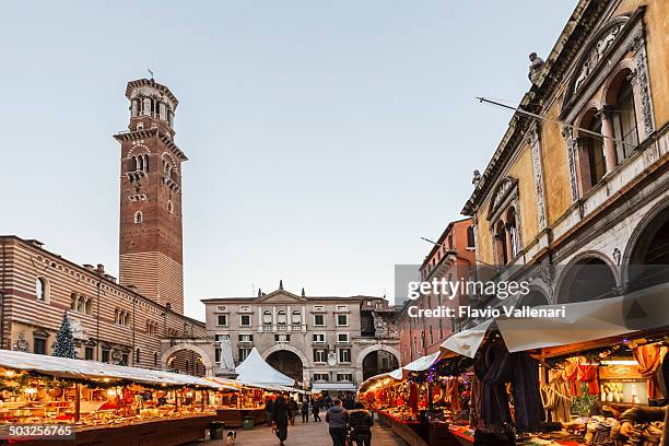 weihnachten in verona, italien - verona italien stock-fotos und bilder