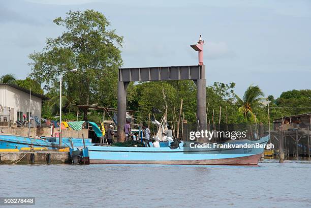 menschen arbeiten auf einem fischerboot - paramaribo stock-fotos und bilder