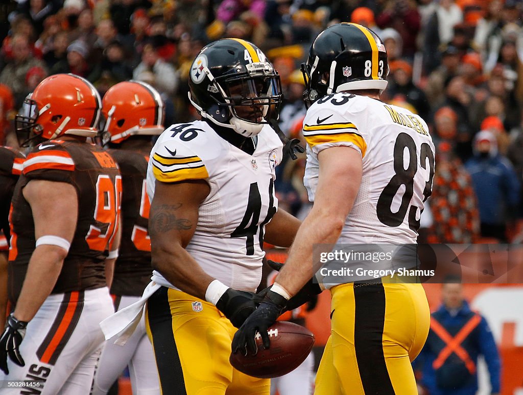 Pittsburgh Steelers v Cleveland Browns