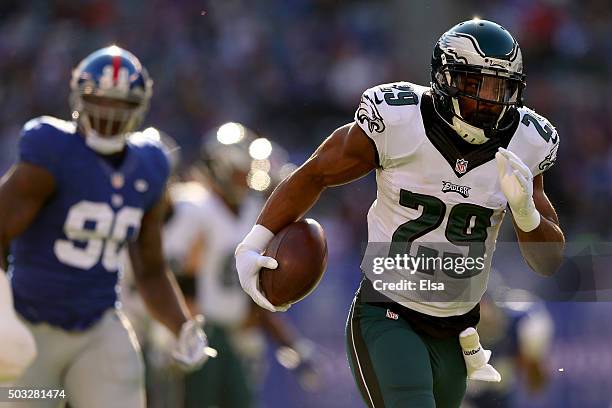 DeMarco Murray of the Philadelphia Eagles runs the ball for a 54 yard touchdown in the first quarter against the New York Giants during their game at...