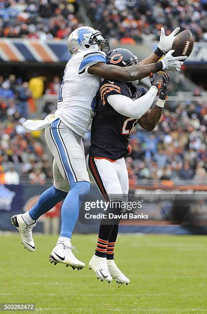 Ryan Mundy of the Chicago Bears breaks up a pas to Calvin Johnson of the Detroit Lions during the first quarter on January 3, 2016 at Soldier Field...