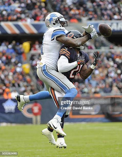 Ryan Mundy of the Chicago Bears breaks up a pas to Calvin Johnson of the Detroit Lions during the first quarter on January 3, 2016 at Soldier Field...