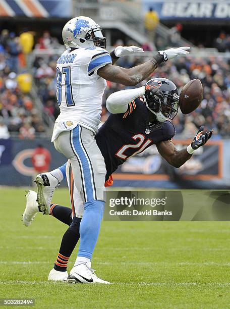Ryan Mundy of the Chicago Bears breaks up a pas to Calvin Johnson of the Detroit Lions during the first quarter on January 3, 2016 at Soldier Field...