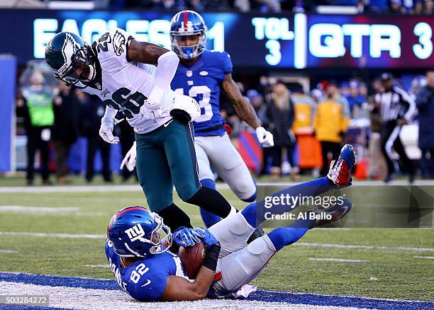 Rueben Randle of the New York Giants scores a 45 yard touchdown in the third quarter to take the lead in their game against the Philadelphia Eagles...