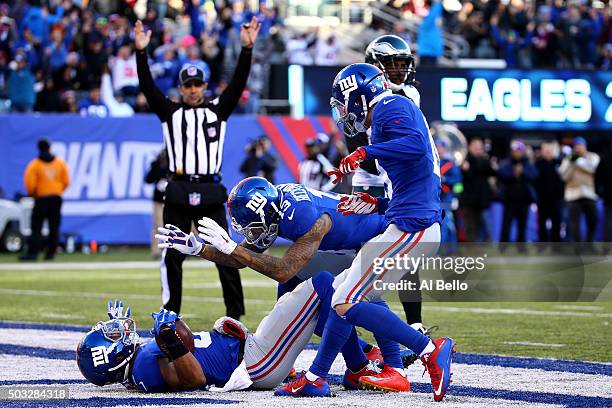 Rueben Randle of the New York Giants celebrates with his teammates after scoring a 45 yard touchdown in the third quarter to take the lead in their...