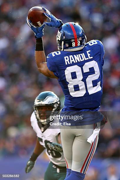 Rueben Randle of the New York Giants catches a pass in the first half against the Philadelphia Eagles during their game at MetLife Stadium on January...