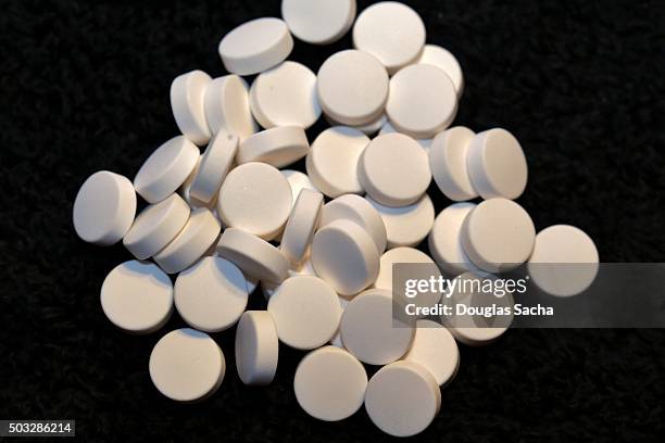 pile of white colored medication - mdma stock pictures, royalty-free photos & images