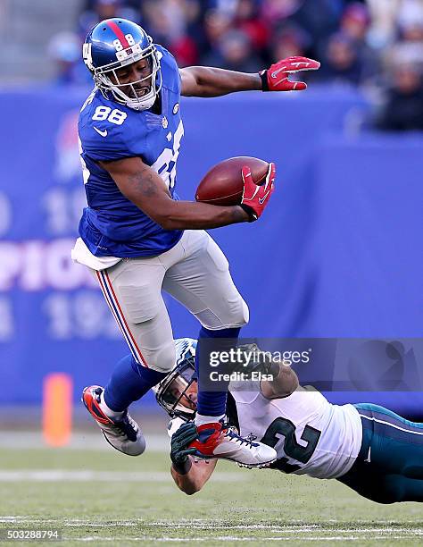 Hakeem Nicks of the New York Giants is tackled by Chris Maragos of the Philadelphia Eagles at MetLife Stadium on January 3, 2016 in East Rutherford,...