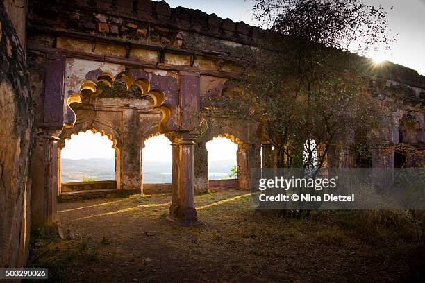 ruins at ranthambore fort at sunrise - ranthambore fort stock pictures, royalty-free photos & images