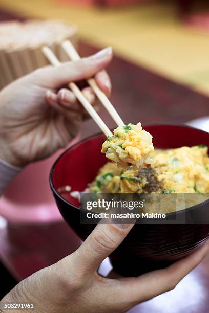 woman eating oyakodon - 親子丼 stockfoto's en -beelden