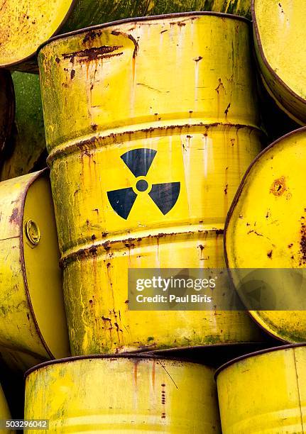 radioactive barrels - señal de advertencia radioactiva fotografías e imágenes de stock