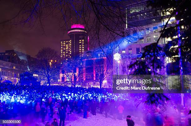party auf der place de la francophonie für silvester - quebec winter festival stock-fotos und bilder