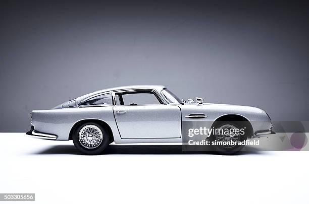 aston martin db5 modelo - james bond obra reconocida fotografías e imágenes de stock
