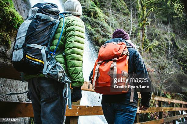 カップルのハイキングでフォレスト渓谷 - columbia gorge ストックフォトと画像
