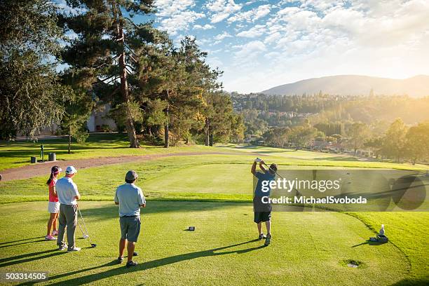 groupe de quatre amis de golfeurs - parcours photos et images de collection