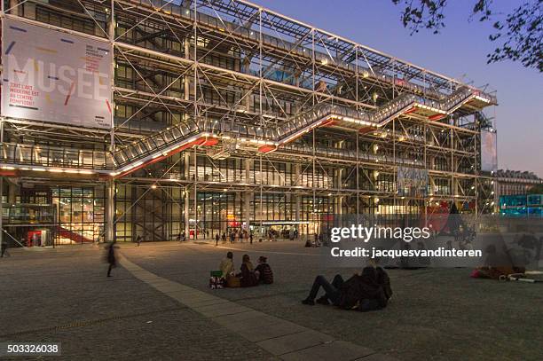 centre pompidou (beauborg), paris, france - centre pompidou stockfoto's en -beelden