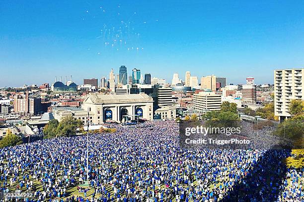 kansas city royals world series feier 2015 - kansas city royals parade celebration stock-fotos und bilder