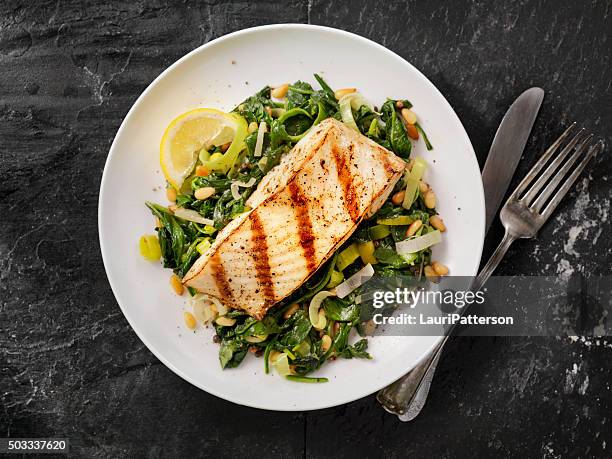 halibut asado a la parrilla con espinacas, puerros y piñones - dish fotografías e imágenes de stock