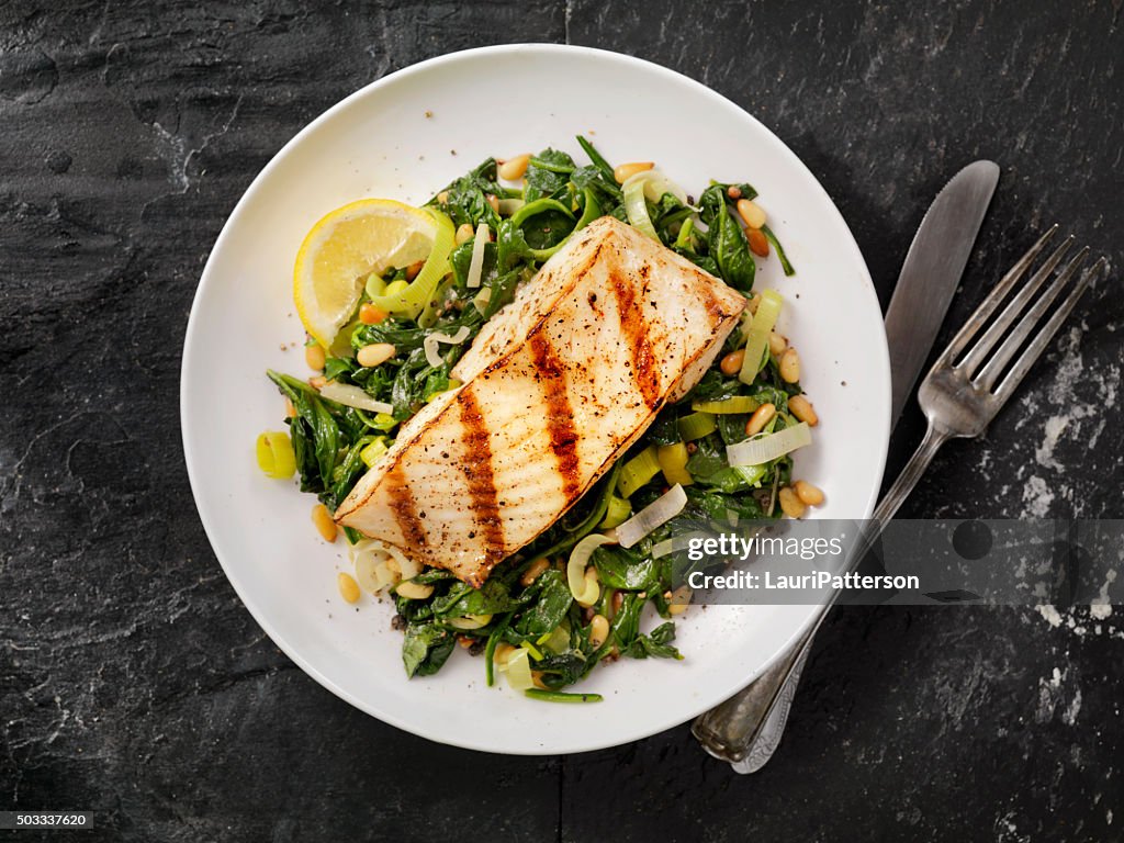 Flétan grillé avec des épinards, poireaux et de pignons de pin