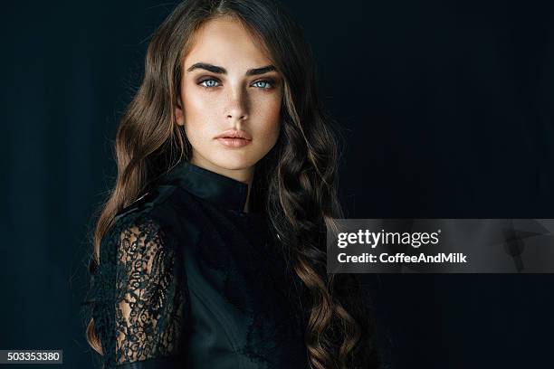 retrato de una hermosa mujer mirando - vestido marrón fotografías e imágenes de stock