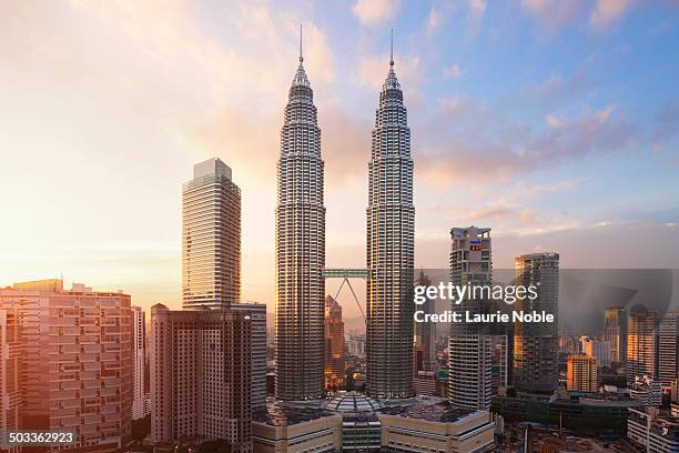 petronas twin towers at sunset - malaysia stock-fotos und bilder