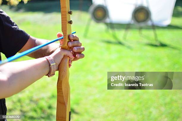 archery lessons - hunting longbow - fotografias e filmes do acervo