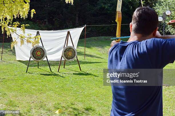 men's archery - hunting longbow - fotografias e filmes do acervo