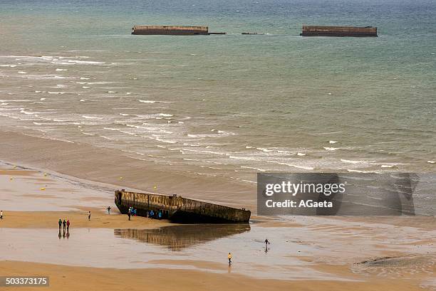arromanches les bains, normandia, francia - gold beach normandië stockfoto's en -beelden