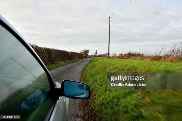 driving in the country - sussex occidentale foto e immagini stock