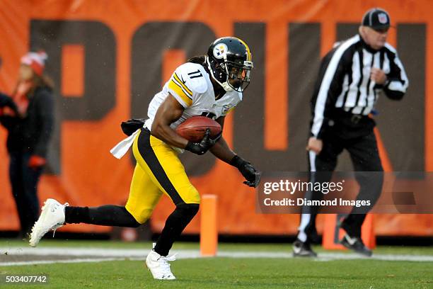 Wide receiver Markus Wheaton of the Pittsburgh Steelers returns a kickoff during a game against the Cleveland Browns on January 3, 2016 at...